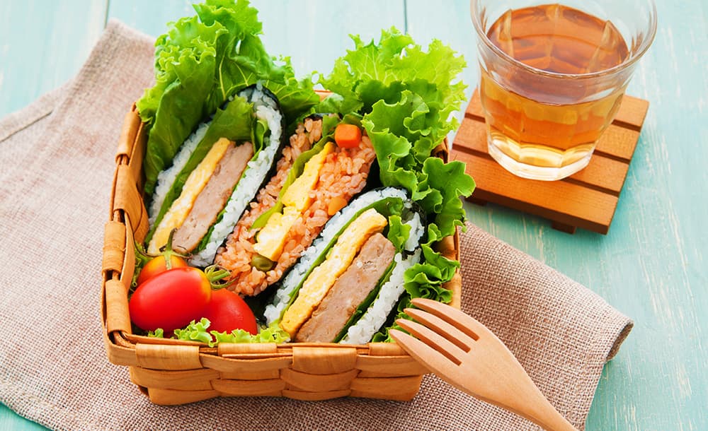 名物“スパムおにぎらず”